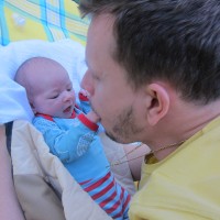 verstecken spielen (Hand im Mund ist sehr beliebt...)