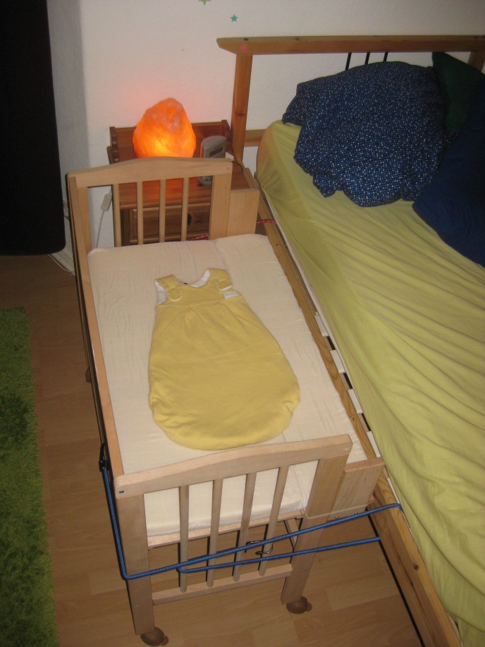 Alles beisammen: Bett, Baby, und....