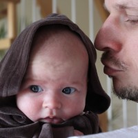 Die kleine Nonne und der bärtige Papa.